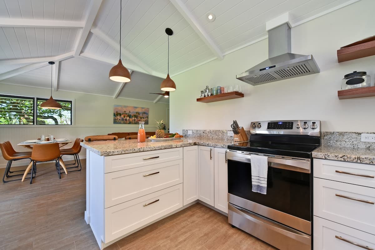 Home in Lahaina · ★4.95 · 2 bedrooms · 4 beds · 2 baths - Photo 3