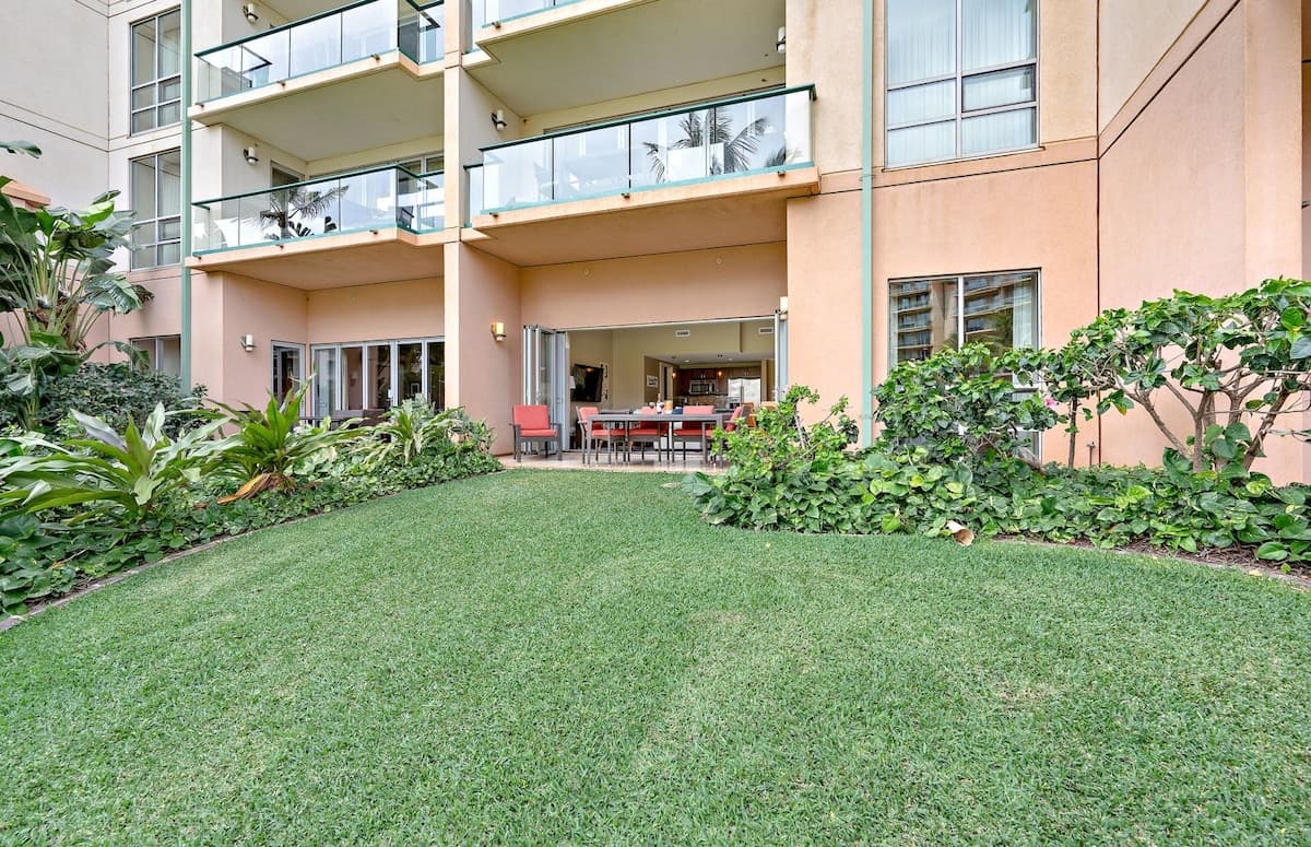 Condo in Lahaina · ★4.69 · 1 bedroom · 2 beds · 1 bath - Photo 2