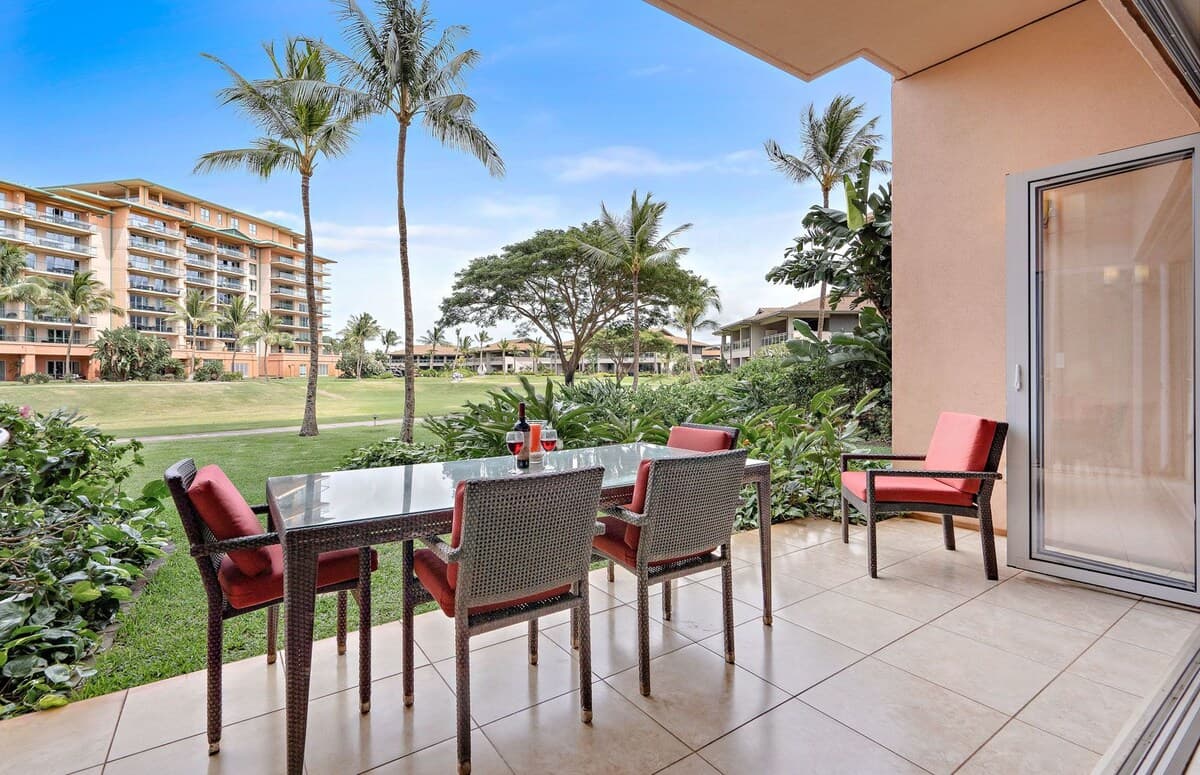Condo in Lahaina · ★4.69 · 1 bedroom · 2 beds · 1 bath - Photo 4