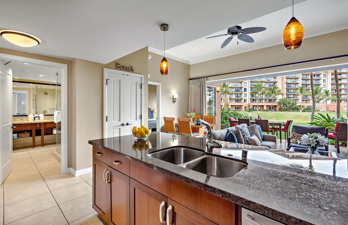 Condo in Lahaina · ★4.69 · 1 bedroom · 2 beds · 1 bath - Photo 5