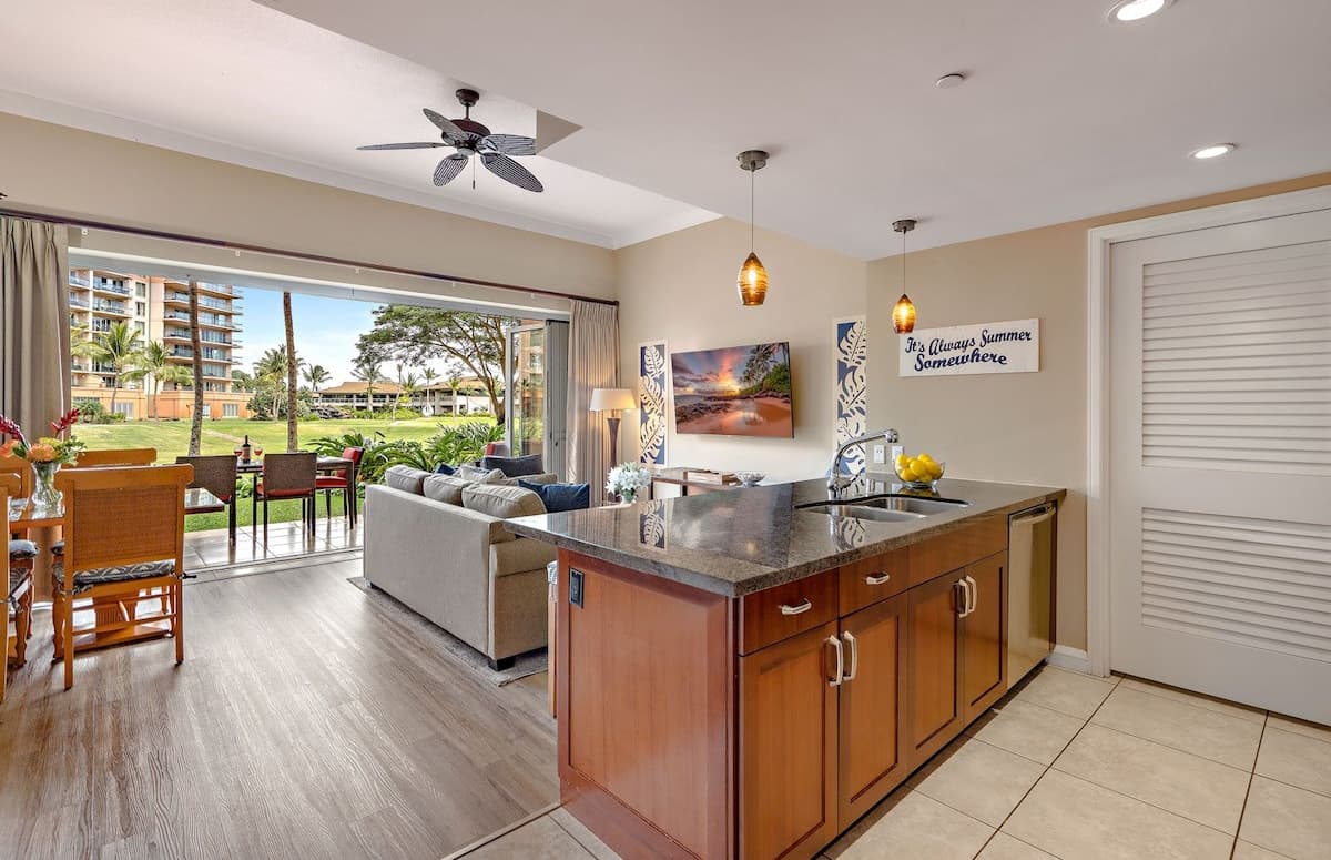 Condo in Lahaina · ★4.69 · 1 bedroom · 2 beds · 1 bath - Photo 3
