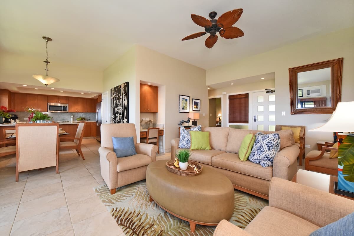 Condo in Lahaina · ★4.9 · 1 bedroom · 2 beds · 2 baths - Photo 2