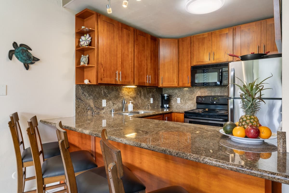 Home in Kahuku · ★4.8 · 2 bedrooms · 4 beds · 2 private baths - Photo 3