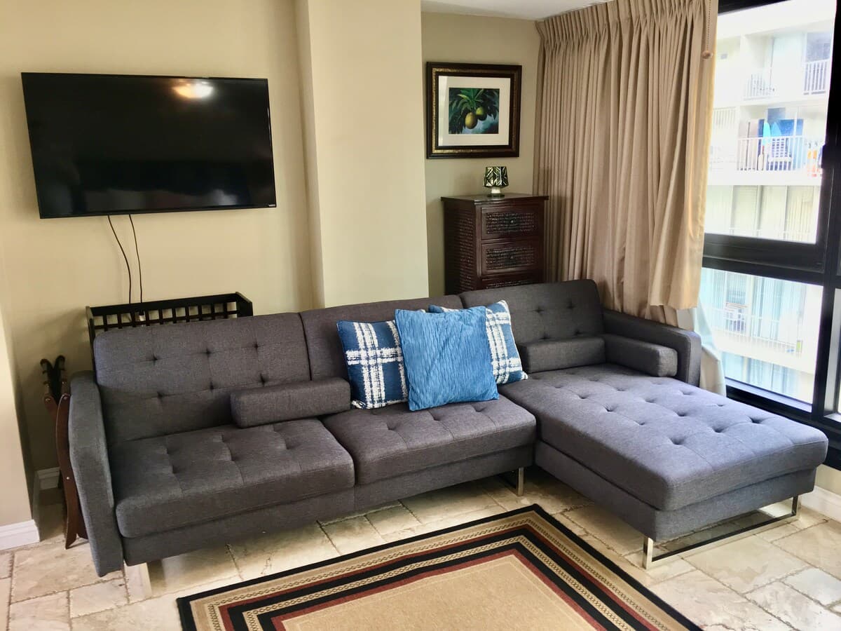 Condo in Honolulu · ★4.71 · Studio · 2 beds · 1 private bath - Photo 3