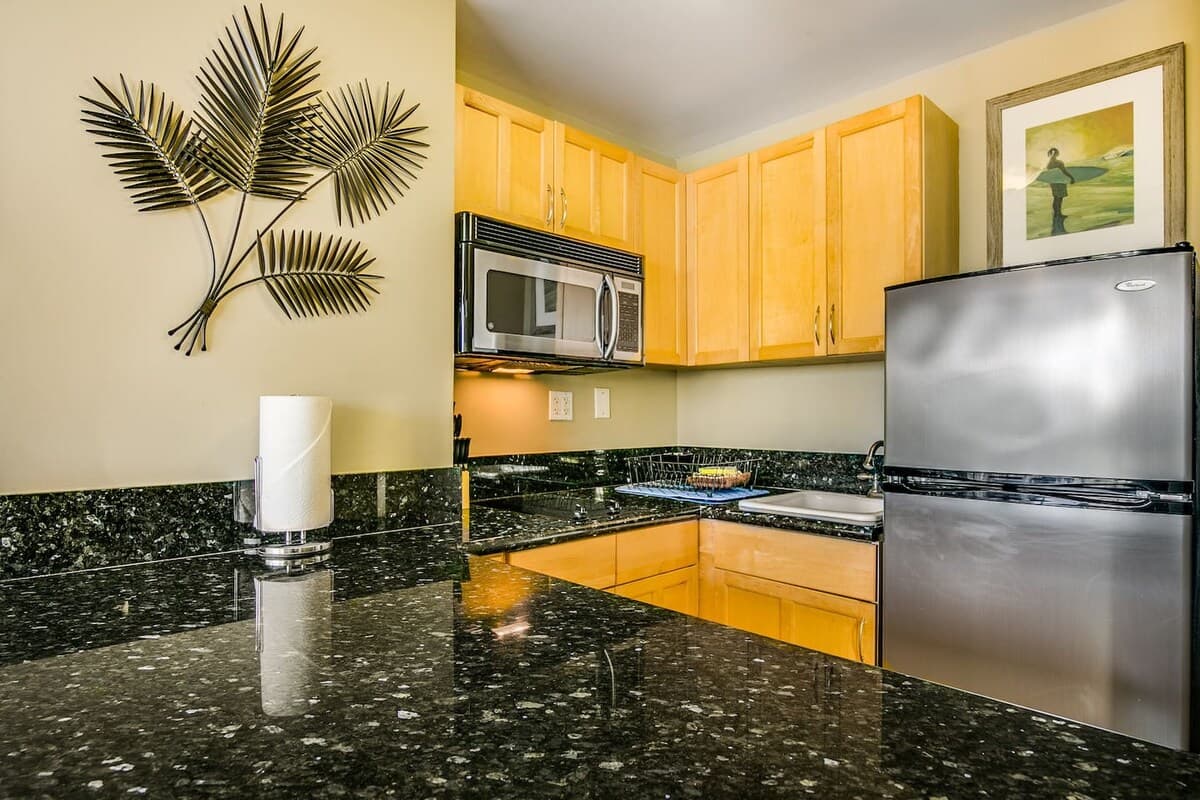 Condo in Honolulu · ★4.71 · Studio · 2 beds · 1 private bath - Photo 2
