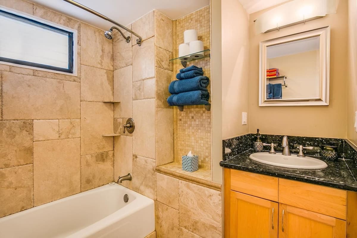 Condo in Honolulu · ★4.71 · Studio · 2 beds · 1 private bath - Photo 1