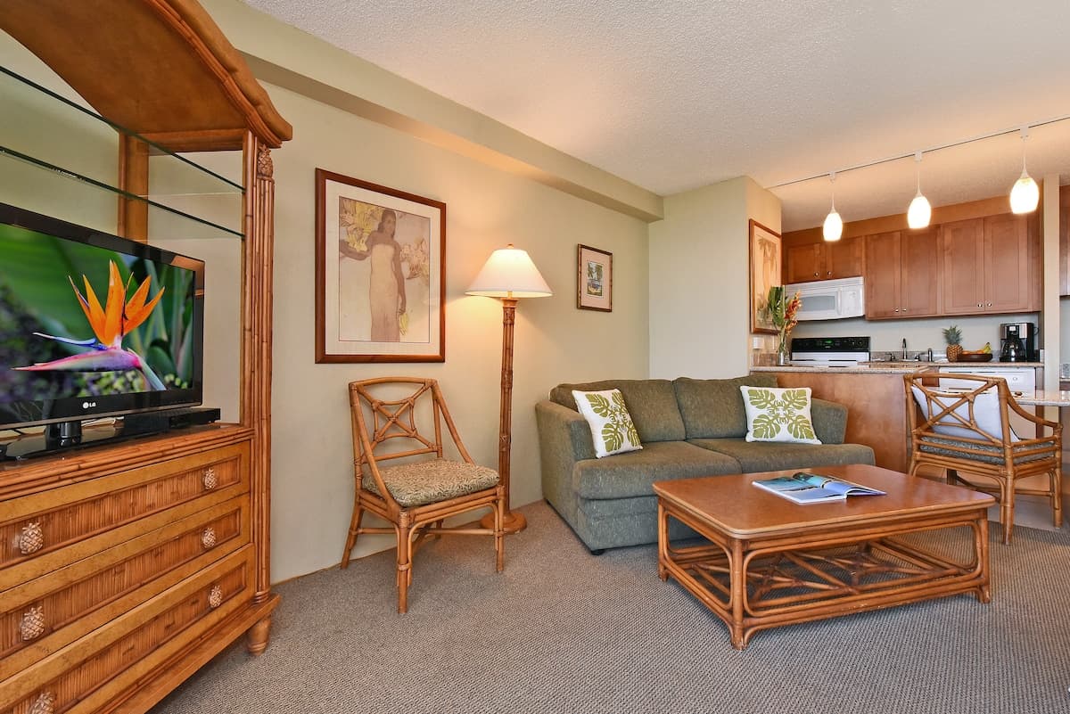 Condo in Lahaina · ★4.55 · 1 bedroom · 2 beds · 1 bath - Photo 4