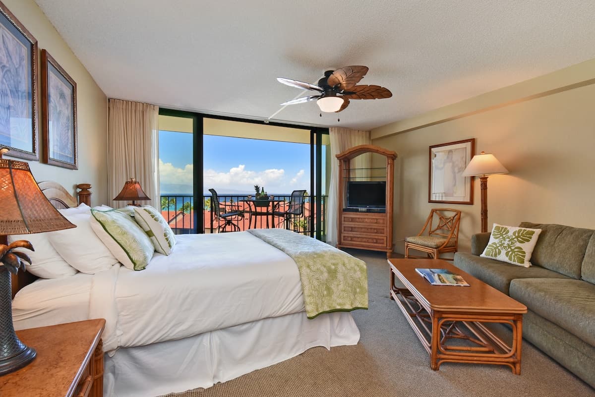 Condo in Lahaina · ★4.55 · 1 bedroom · 2 beds · 1 bath - Photo 2