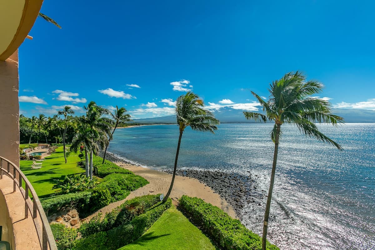 Condo in Wailuku · ★4.66 · 2 bedrooms · 3 beds · 2 shared baths - Photo 3