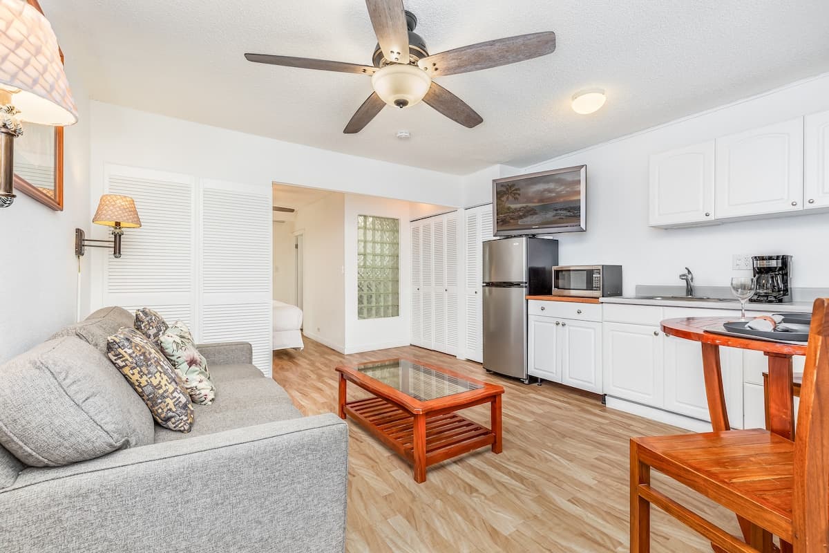 Condo in Honolulu · ★4.68 · 1 bedroom · 2 beds · 1 shared bath - Photo 5