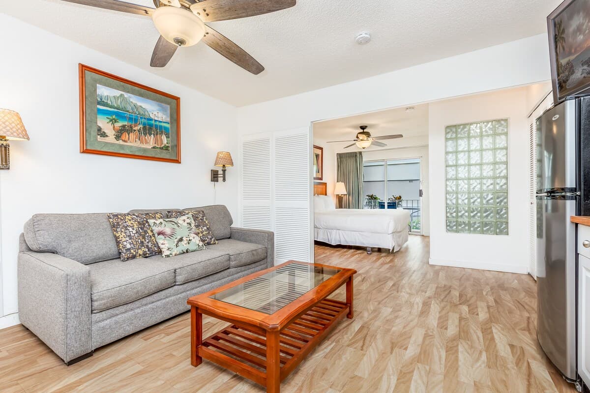 Condo in Honolulu · ★4.68 · 1 bedroom · 2 beds · 1 shared bath - Photo 4
