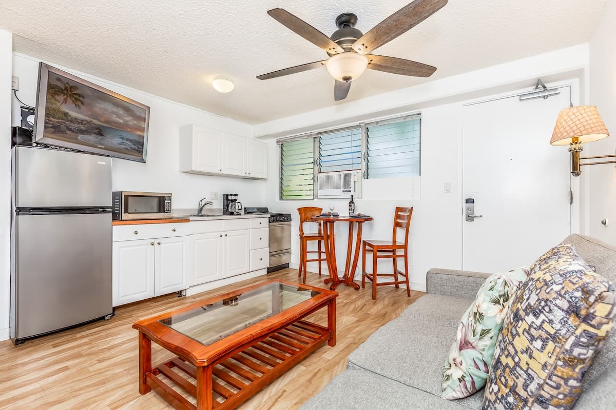 Condo in Honolulu · ★4.68 · 1 bedroom · 2 beds · 1 shared bath - Photo 2