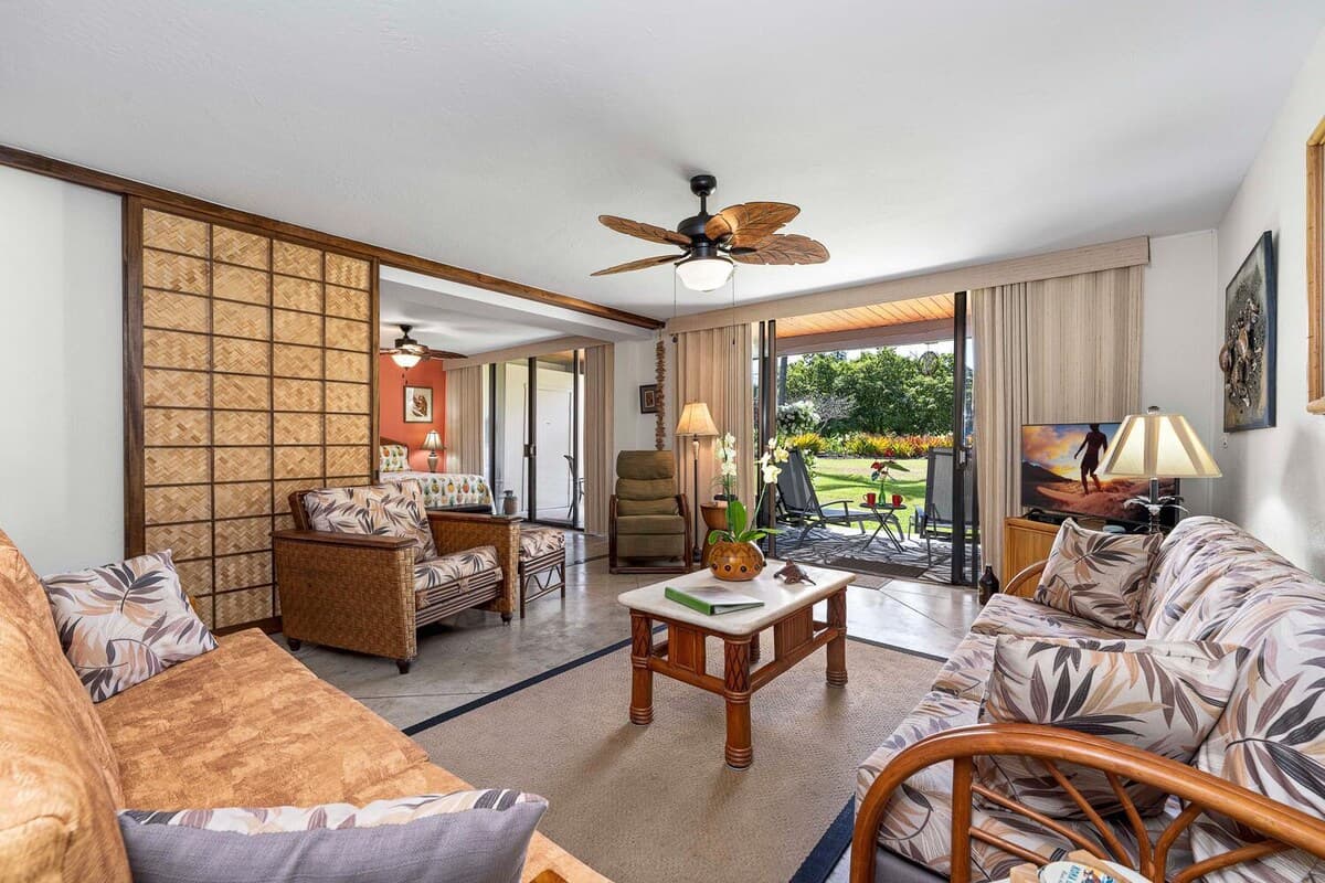 Condo in Kailua-Kona · ★4.65 · 2 bedrooms · 4 beds · 2 private baths - Photo 3