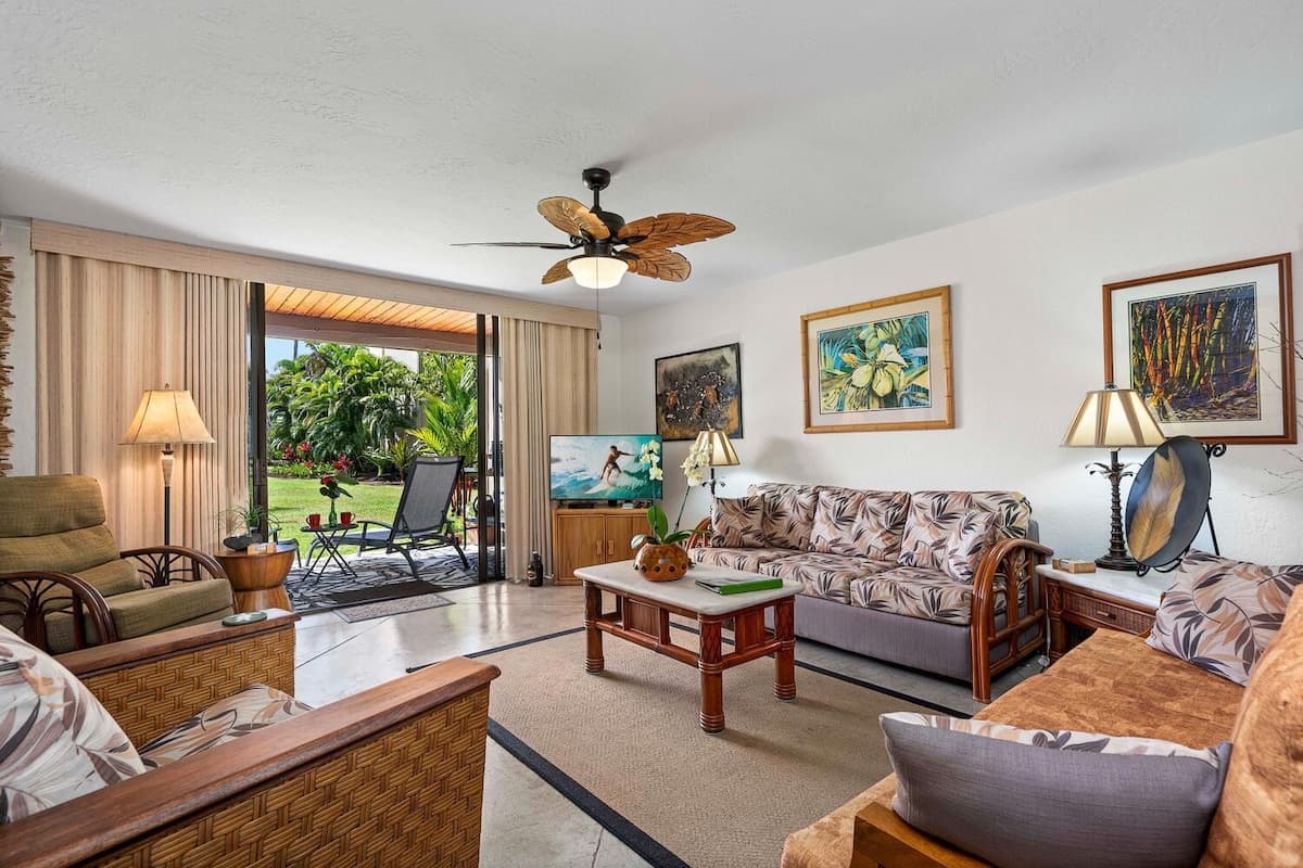 Condo in Kailua-Kona · ★4.65 · 2 bedrooms · 4 beds · 2 private baths - Photo 2