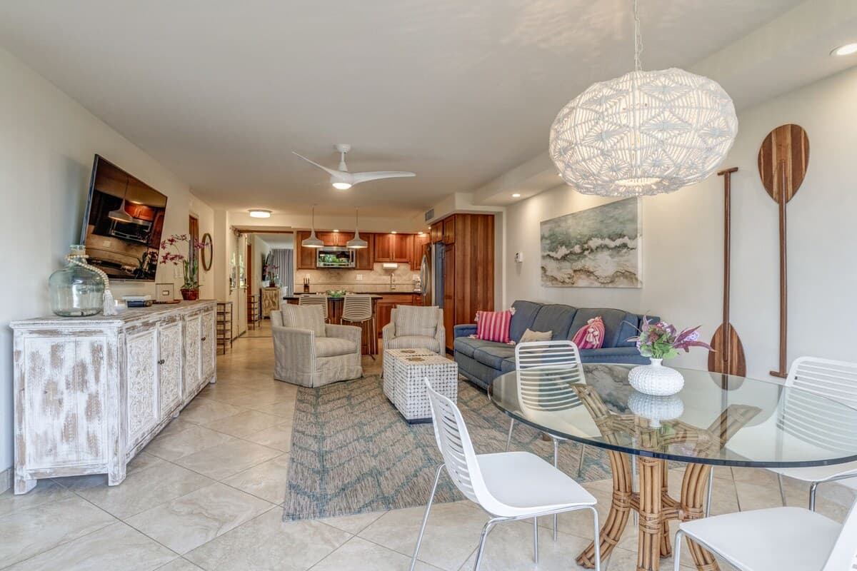 Condo in Lahaina · ★4.9 · 1 bedroom · 2 beds · 1.5 private baths - Photo 2