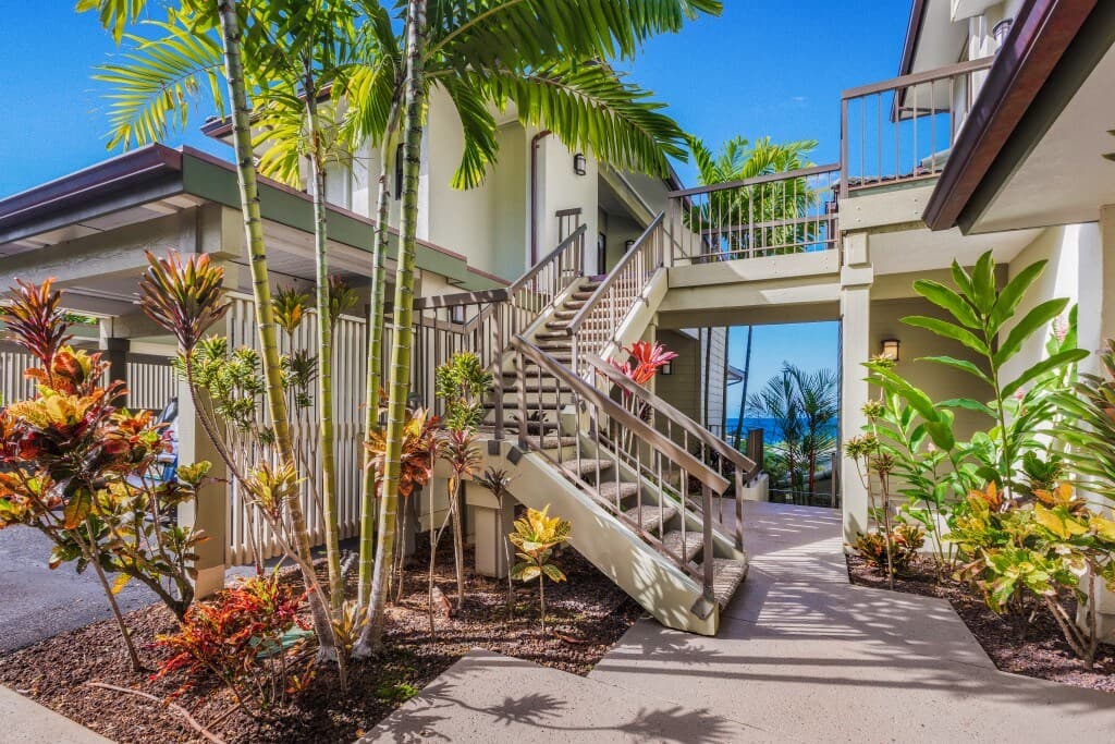 Condo in Lahaina · ★5.0 · 1 bedroom · 1 bed · 2 baths - Photo 2