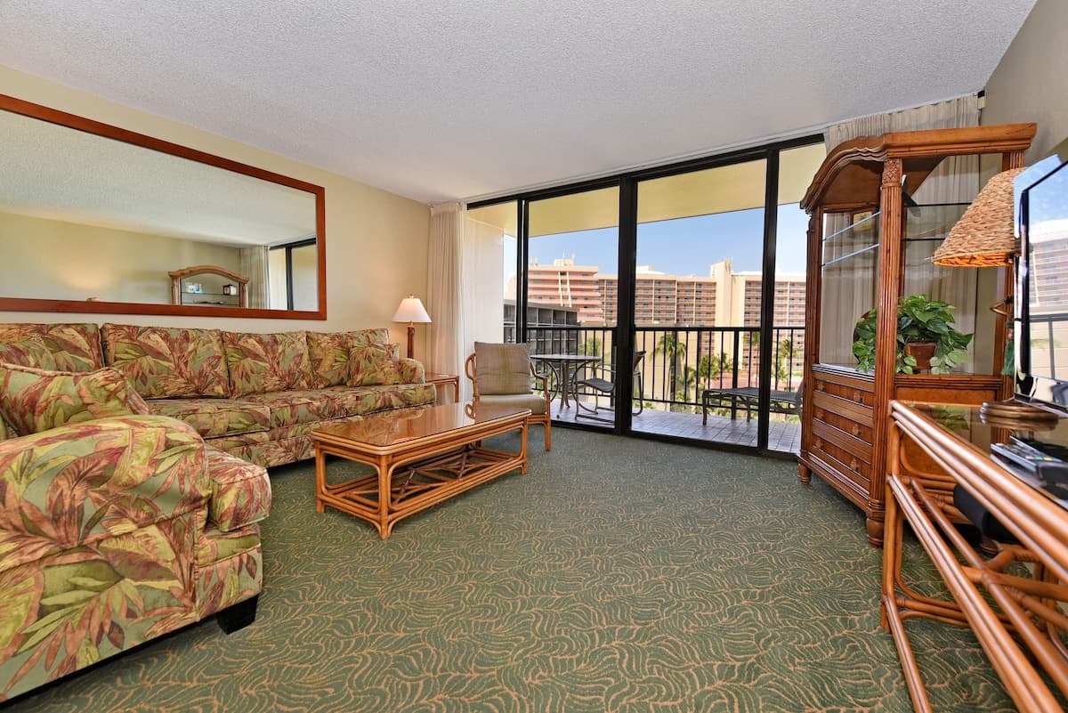 Condo in Lahaina · ★4.57 · 1 bedroom · 2 beds · 1 bath - Photo 5