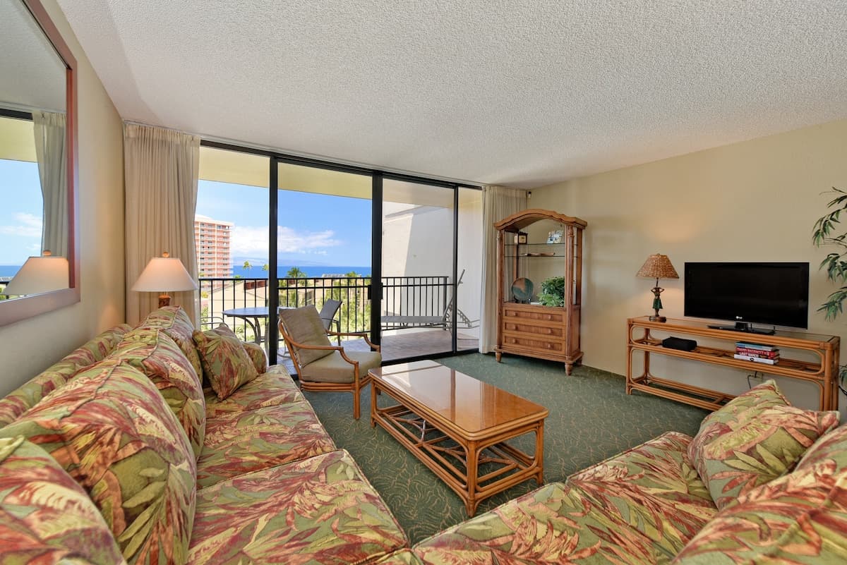 Condo in Lahaina · ★4.57 · 1 bedroom · 2 beds · 1 bath - Photo 2