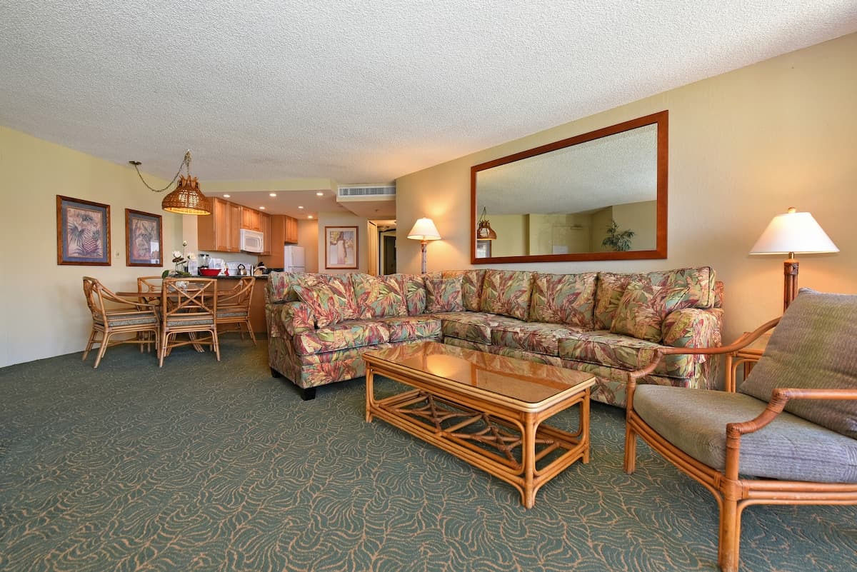 Condo in Lahaina · ★4.57 · 1 bedroom · 2 beds · 1 bath - Photo 3