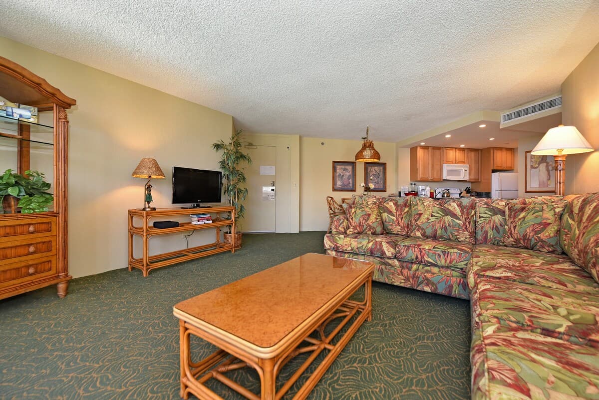 Condo in Lahaina · ★4.57 · 1 bedroom · 2 beds · 1 bath - Photo 4