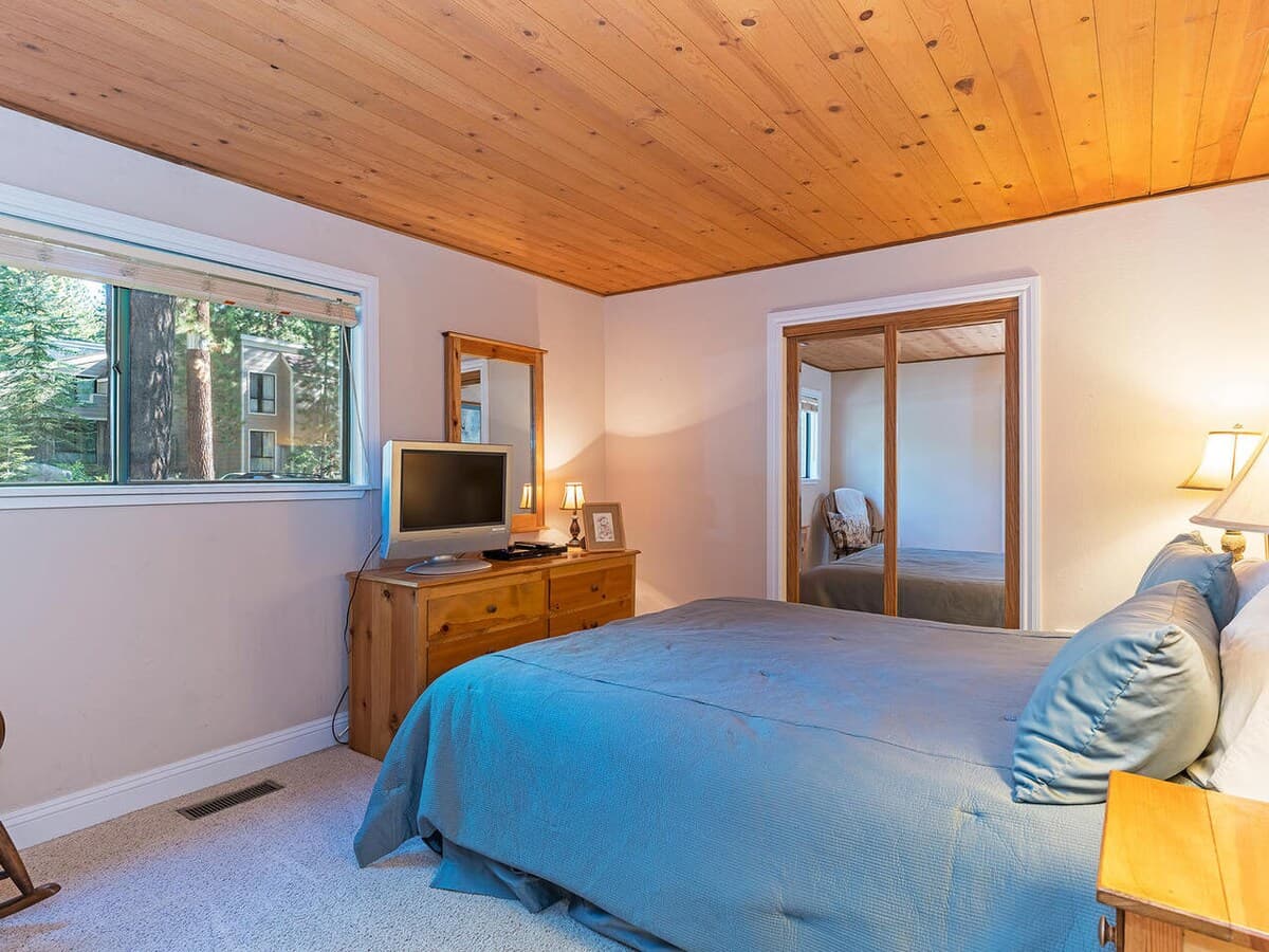 Condo in Incline Village · ★4.85 · 3 bedrooms · 3 beds · 2 private baths - Photo 3