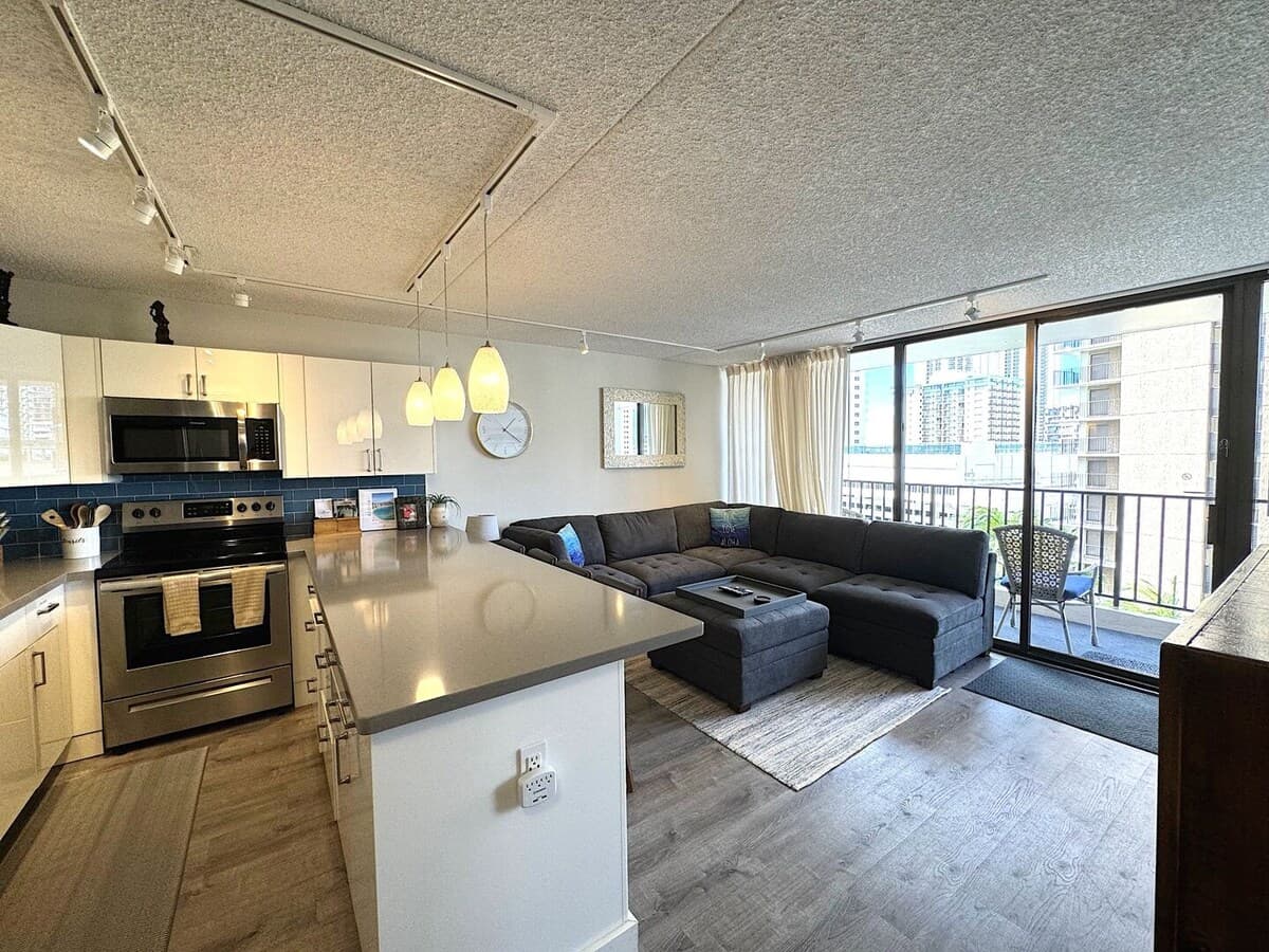 Condo in Honolulu · ★4.33 · 1 bedroom · 2 beds · 1 private bath - Photo 4