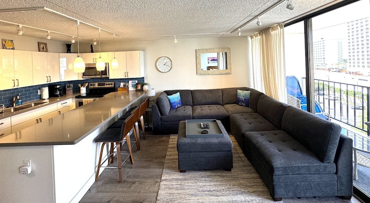 Condo in Honolulu · ★4.33 · 1 bedroom · 2 beds · 1 private bath - Photo 3