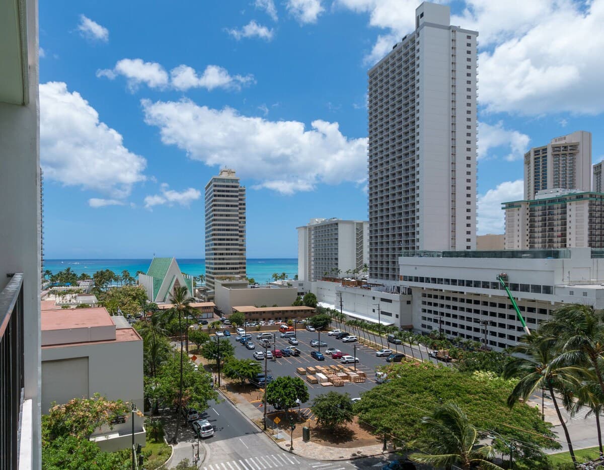 Condo in Honolulu · ★4.33 · 1 bedroom · 2 beds · 1 private bath - Photo 2