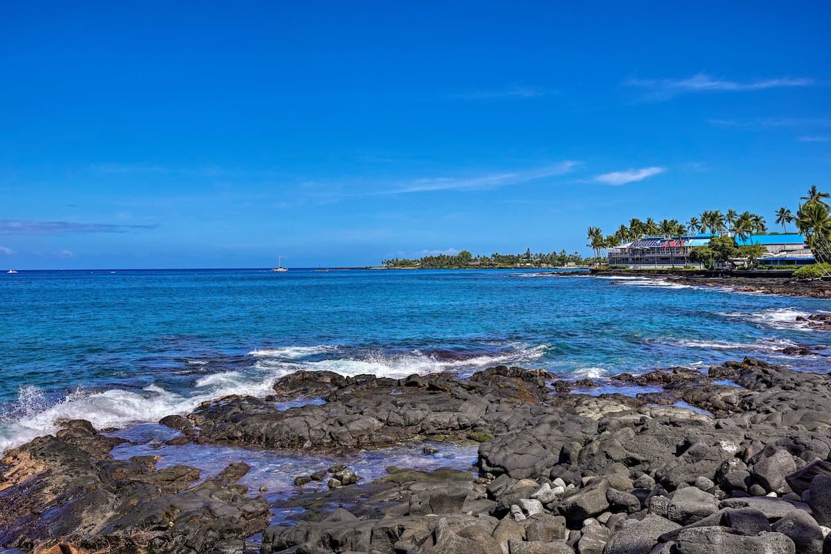 Kona Condo w/ View, Walk to Beach & Restaurants - Photo 3