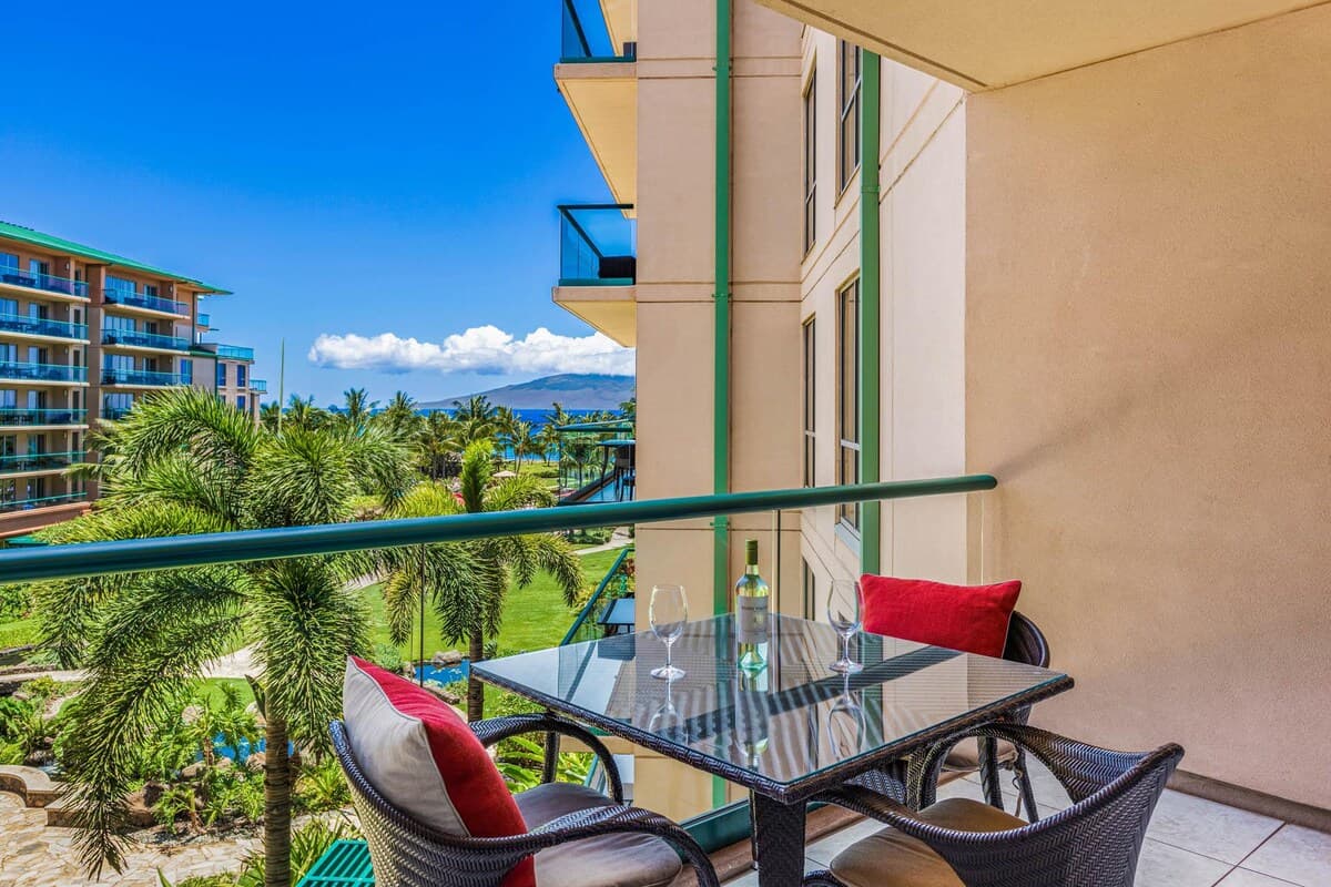 Condo in Lahaina · ★4.91 · 1 bedroom · 2 beds · 1 bath - Photo 4