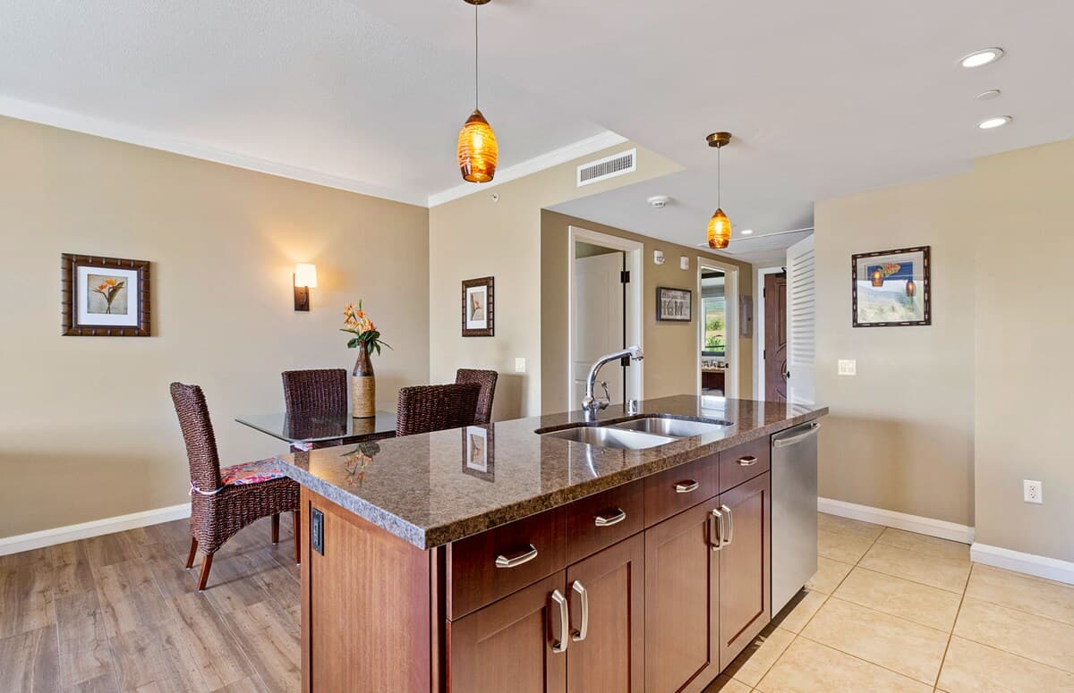 Condo in Lahaina · ★4.0 · 2 bedrooms · 3 beds · 2 baths - Photo 5