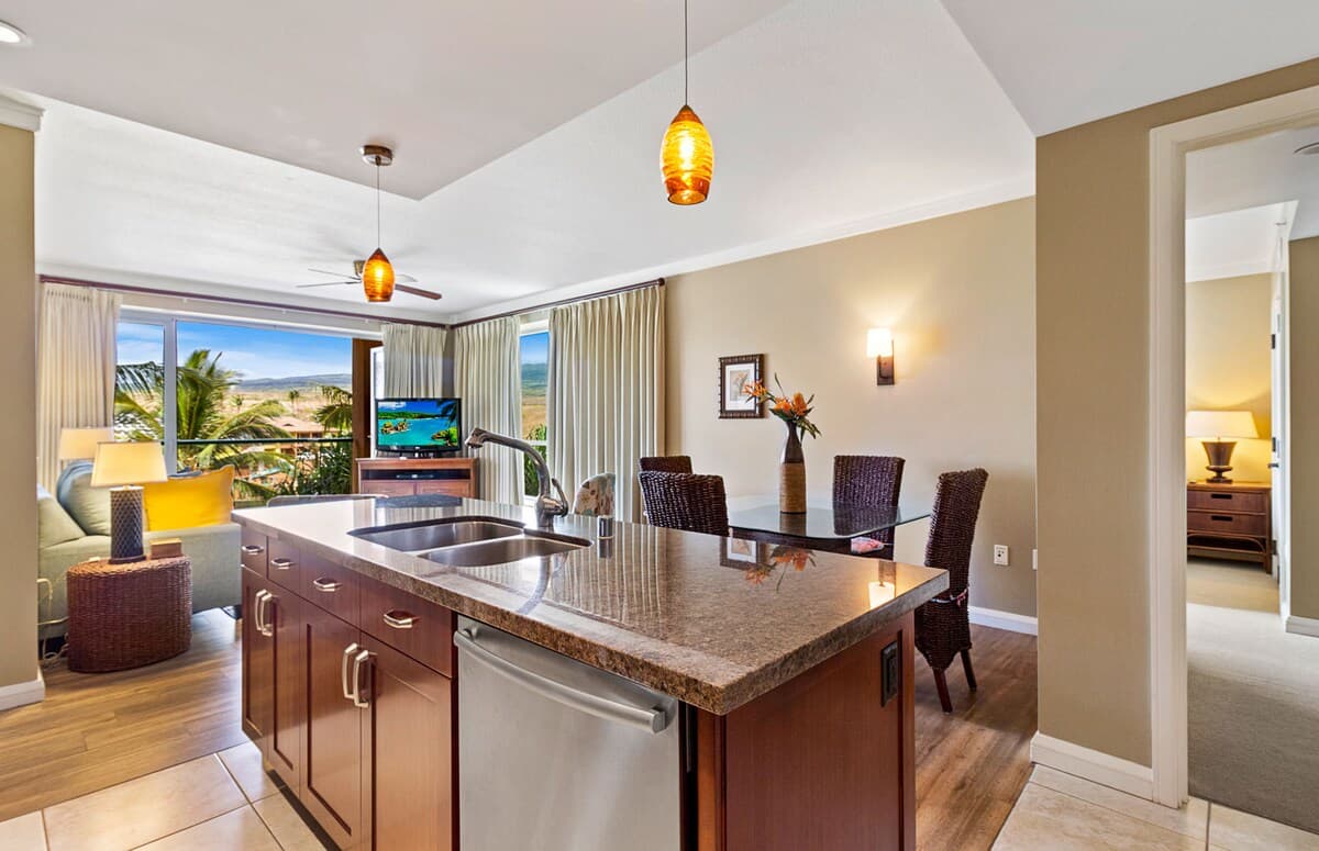 Condo in Lahaina · ★4.0 · 2 bedrooms · 3 beds · 2 baths - Photo 4