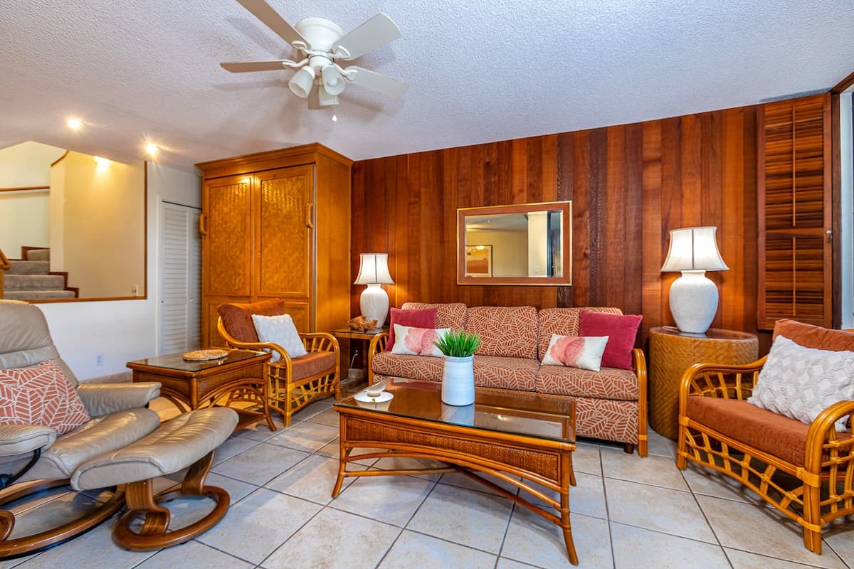 Townhouse in Kihei · ★4.28 · 2 bedrooms · 5 beds · 2.5 baths - Photo 4