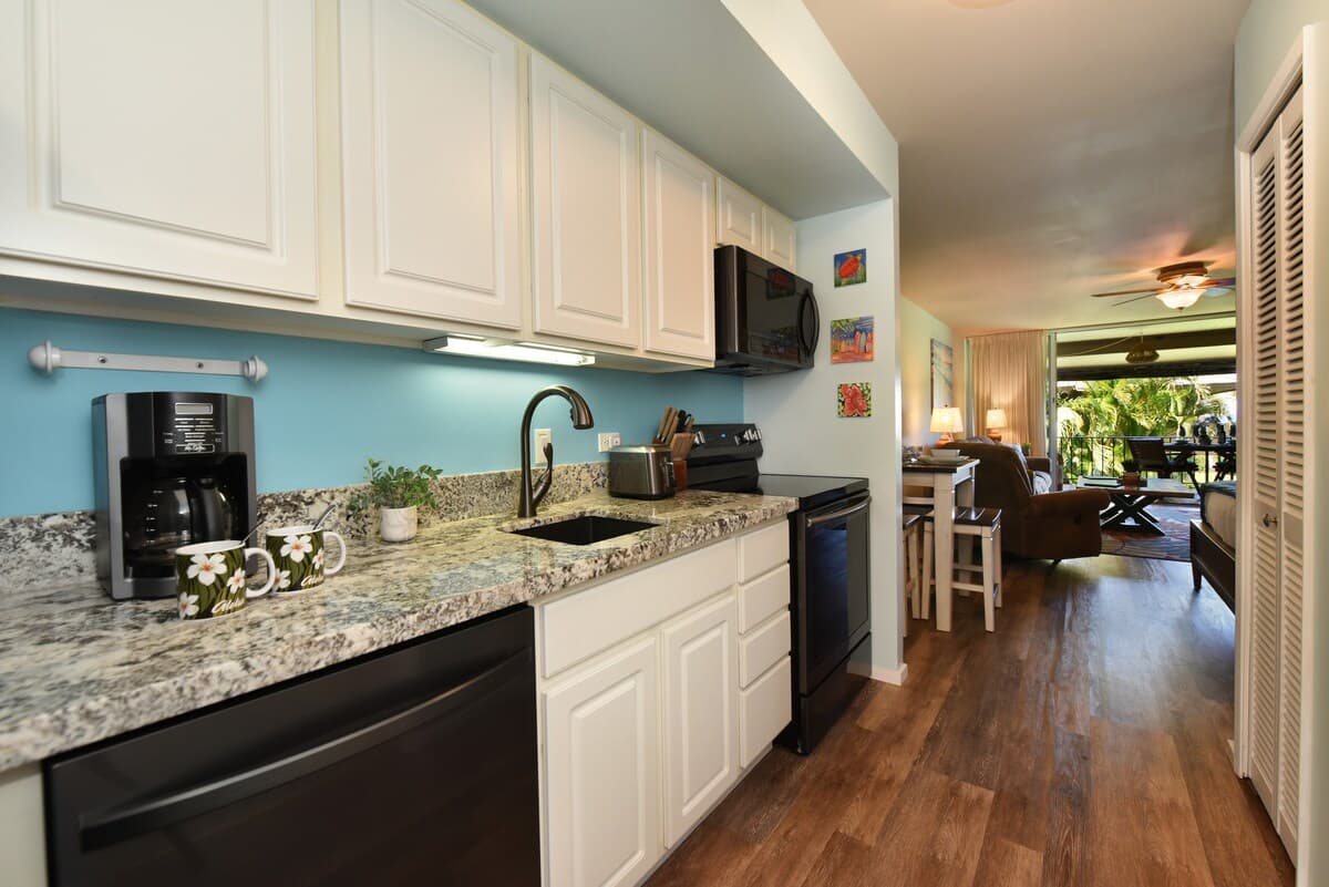 Condo in Lahaina · ★4.77 · 1 bedroom · 2 beds · 1 bath - Photo 4