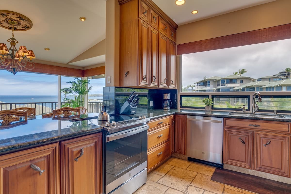 Condo in Lahaina · ★4.88 · 2 bedrooms · 4 beds · 2.5 baths - Photo 2