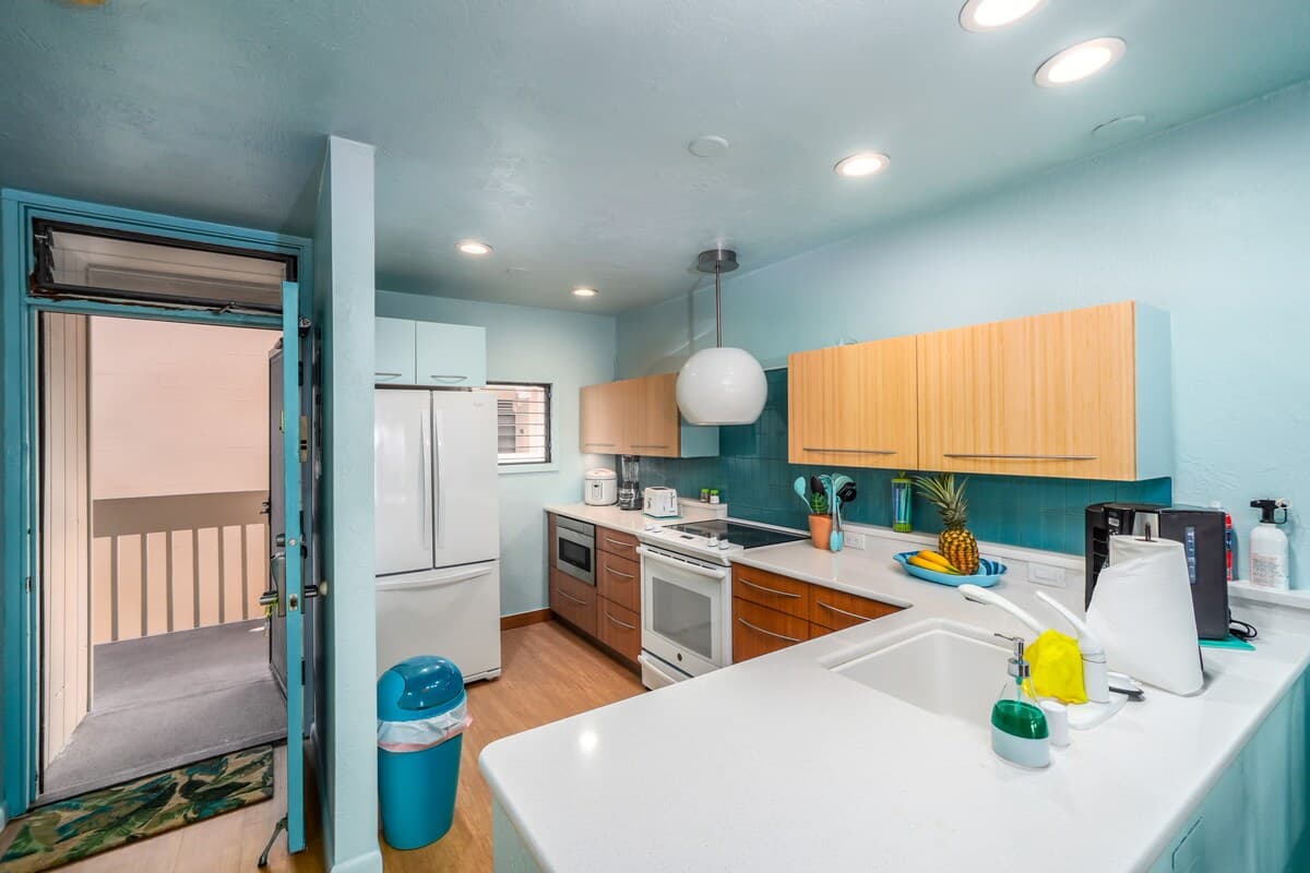 Condo in Kailua-Kona · ★4.17 · 2 bedrooms · 2 beds · 1.5 baths - Photo 4