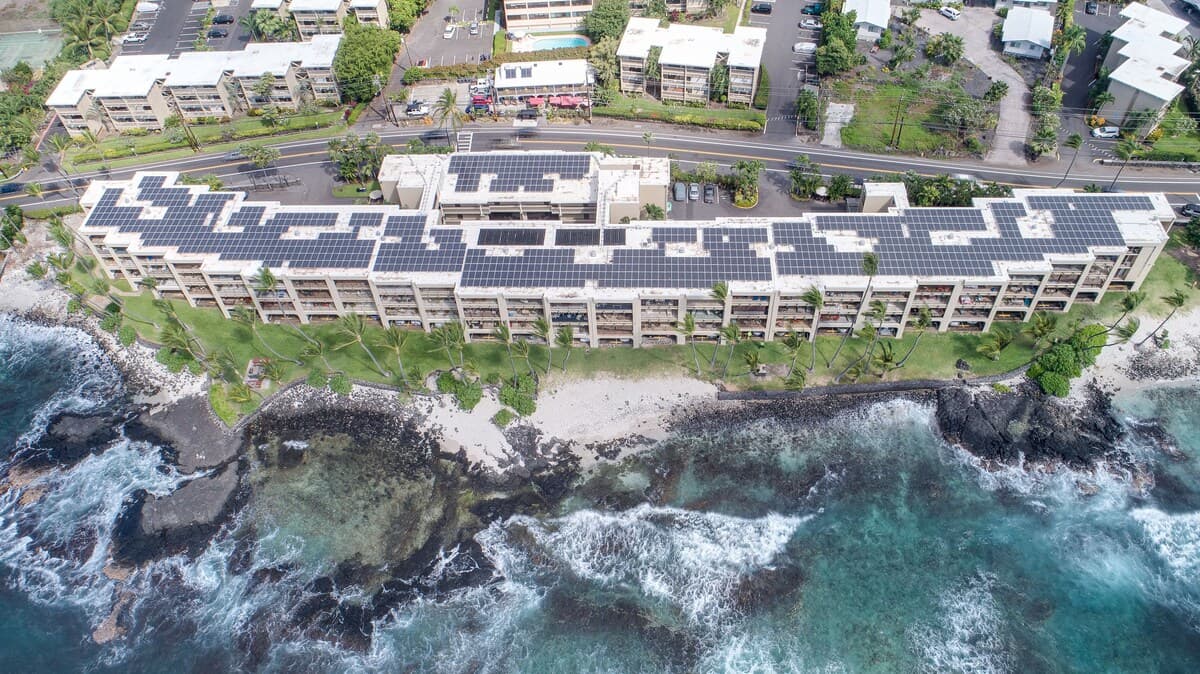 Condo in Kailua-Kona · ★4.17 · 2 bedrooms · 2 beds · 1.5 baths - Photo 2