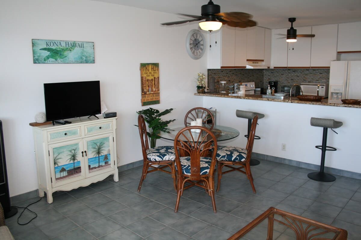 Condo in Kailua-Kona · ★4.75 · 1 bedroom · 2 beds · No bathroom - Photo 5