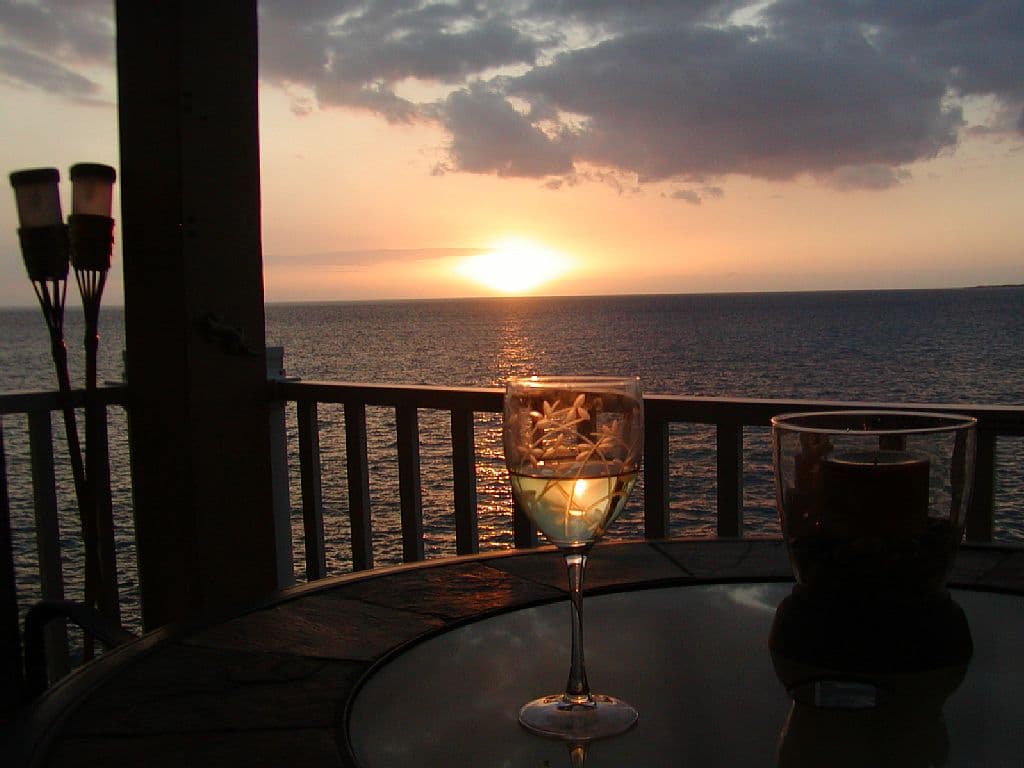 Condo in Kailua-Kona · ★4.75 · 1 bedroom · 2 beds · No bathroom - Photo 1