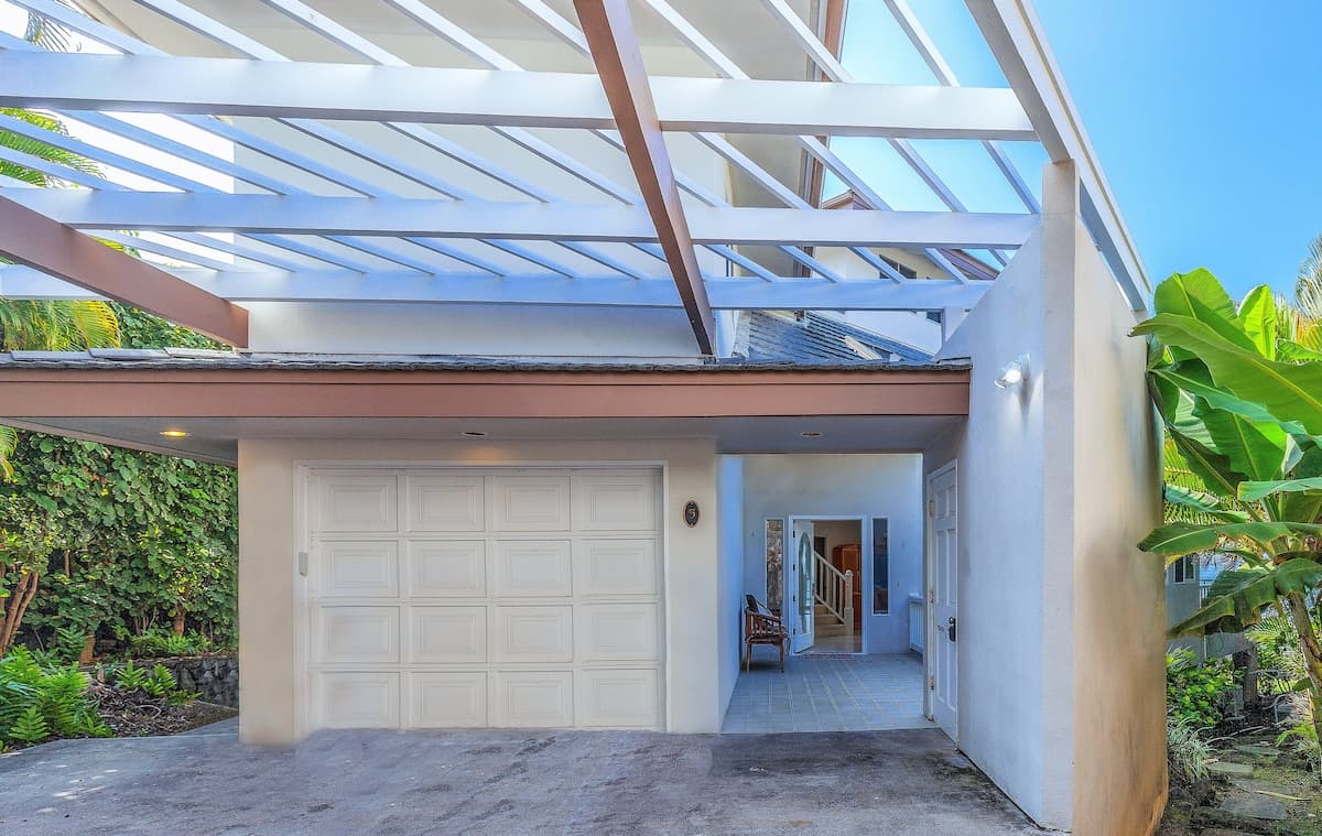 Home in Kailua-Kona · ★5.0 · 3 bedrooms · 3 beds · Half-bath - Photo 3