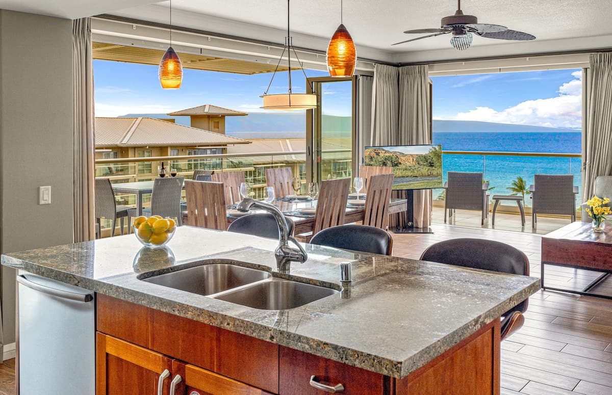 Condo in Lahaina · ★4.93 · 2 bedrooms · 3 beds · 2 baths - Photo 3