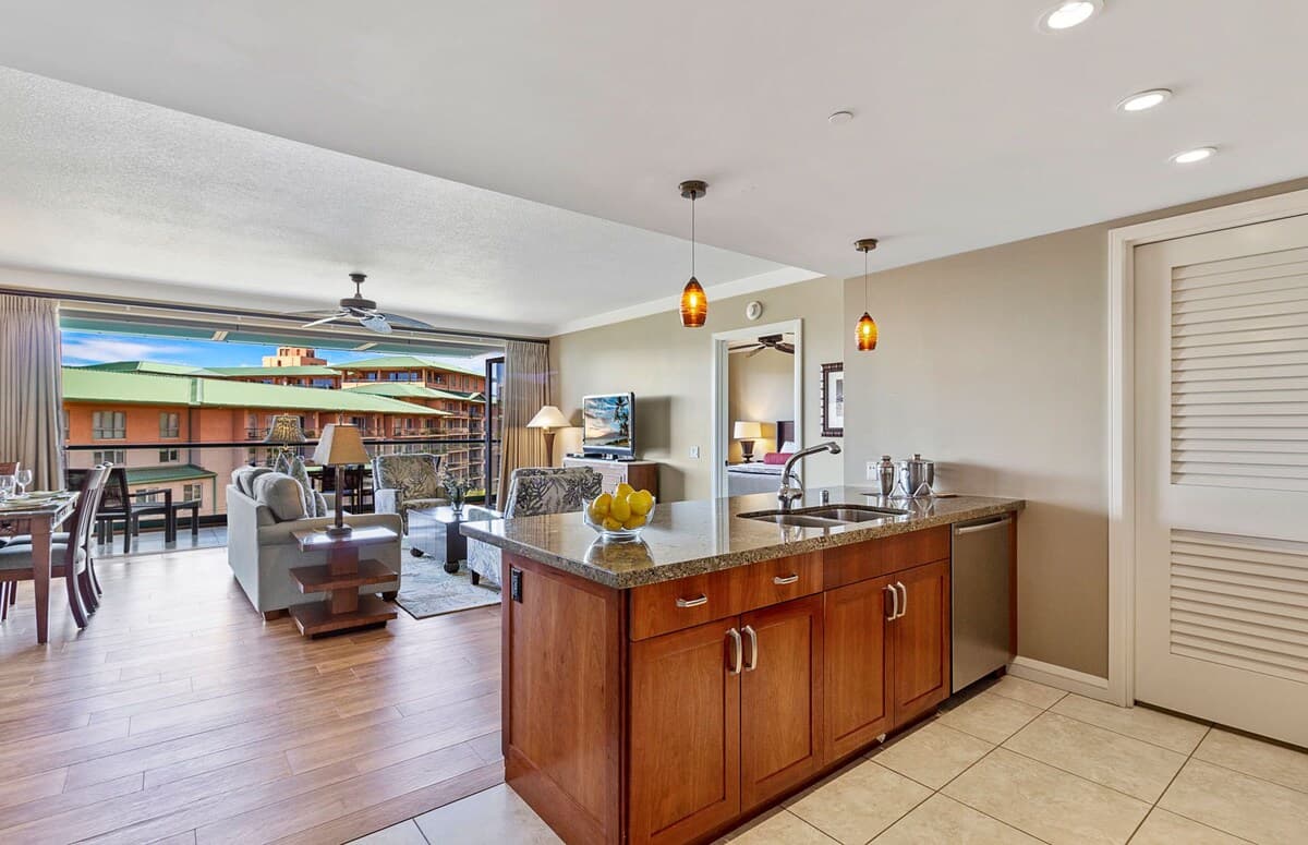 Condo in Lahaina · ★4.9 · 2 bedrooms · 3 beds · 2 baths - Photo 3