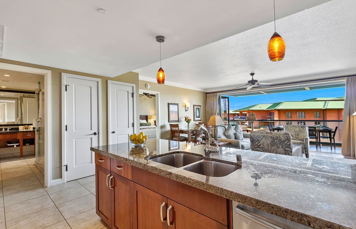 Condo in Lahaina · ★4.9 · 2 bedrooms · 3 beds · 2 baths - Photo 5