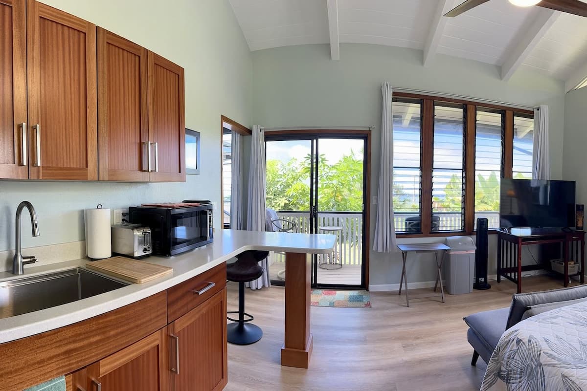 Walua Trail Oceanview Hideaway:A/C/W/D/Parking - Photo 1