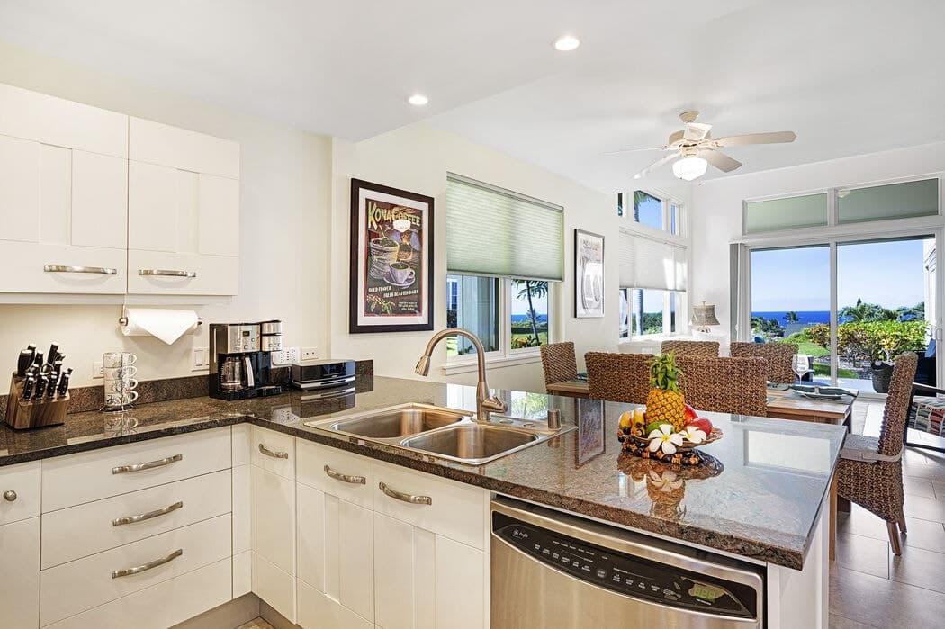 Townhouse in Kailua-Kona · ★5.0 · 3 bedrooms · 4 beds · 3 baths - Photo 4