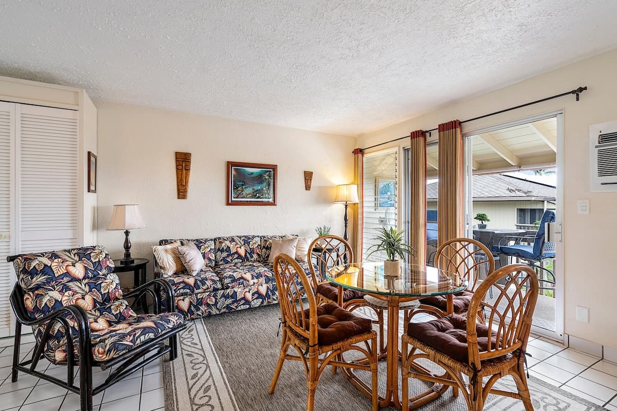 Home in Kailua-Kona · ★4.63 · 1 bedroom · 2 beds · 1 private bath - Photo 4