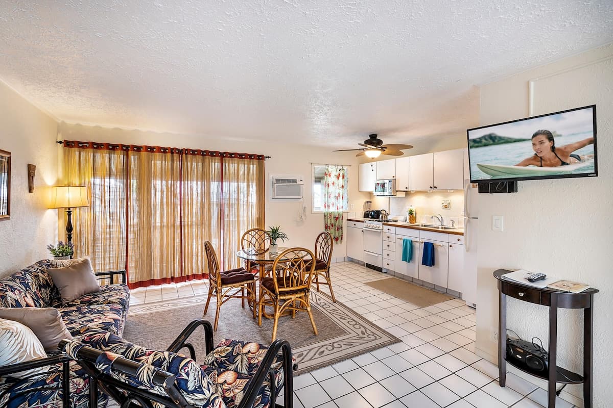 Home in Kailua-Kona · ★4.63 · 1 bedroom · 2 beds · 1 private bath - Photo 3
