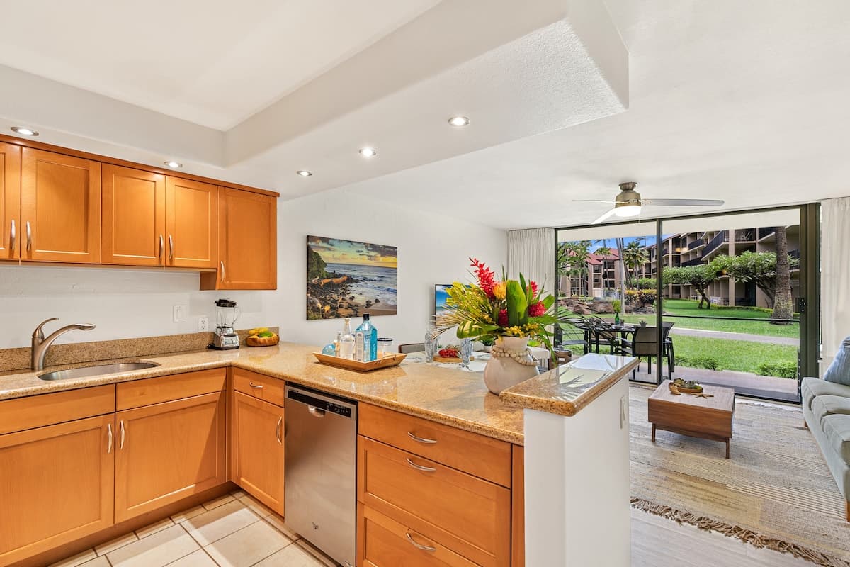 Condo in Lahaina · ★4.43 · 1 bedroom · 2 beds · 1 bath - Photo 5