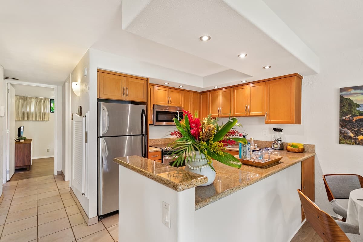 Condo in Lahaina · ★4.43 · 1 bedroom · 2 beds · 1 bath - Photo 4