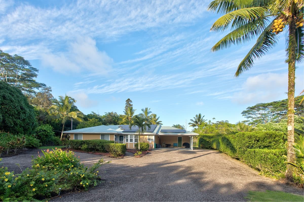 Home in Keaau · ★4.55 · 3 bedrooms · 3 beds · 2 shared baths - Photo 2